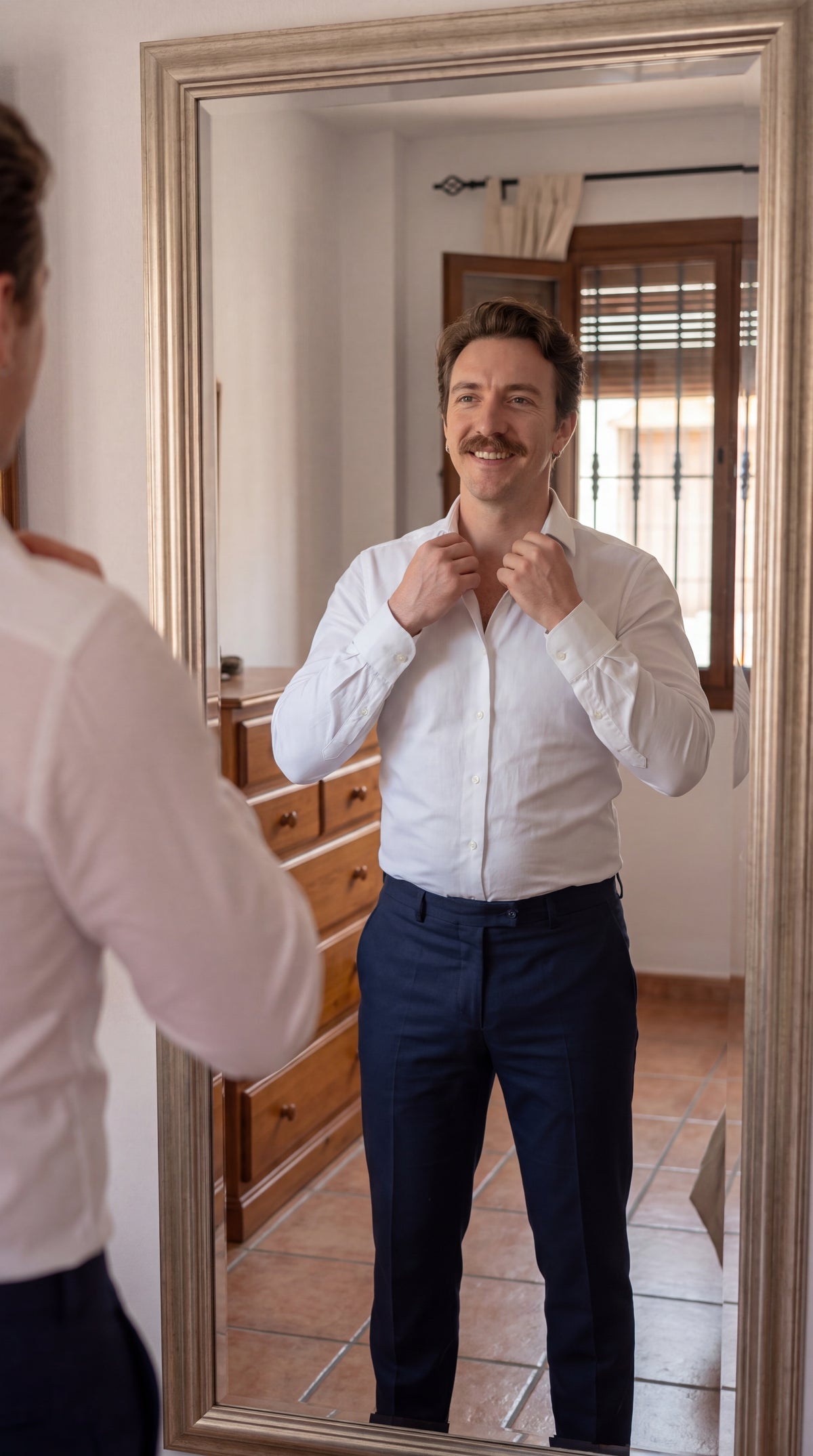 Hombre frente al espejo con la camisa VANTE